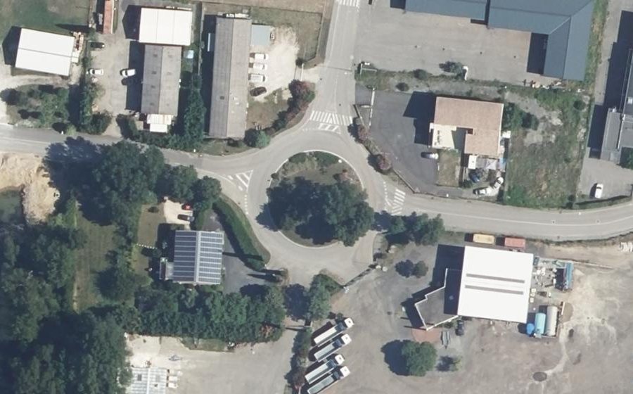 Vue aérienne du Rond-point anonyme n°255029796