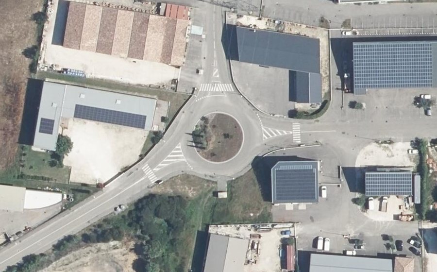 Vue aérienne du Rond-point anonyme n°255029797