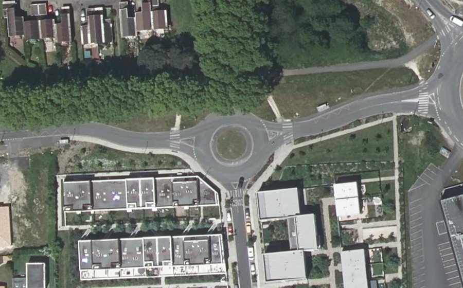 Vue aérienne du Rond-point anonyme n°255033284