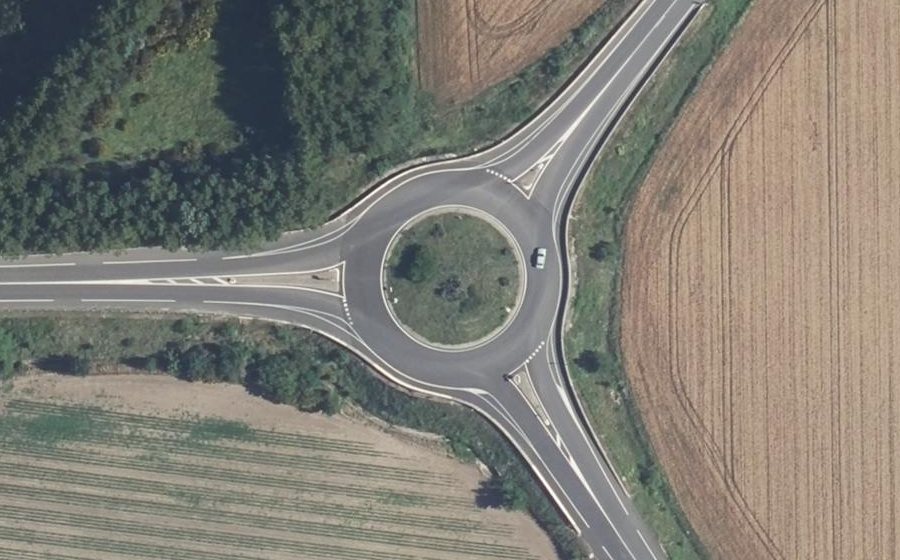 Vue aérienne du Rond-point anonyme n°255038450