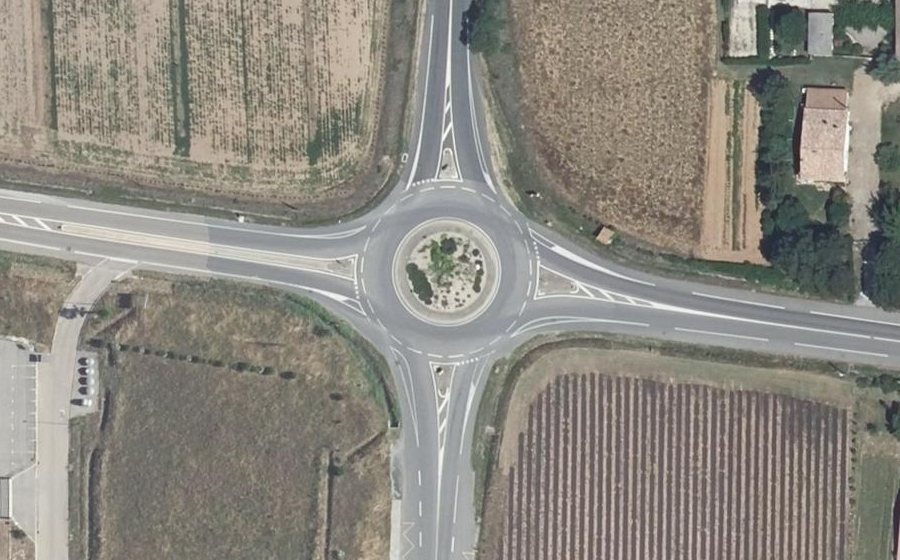 Vue aérienne du Rond-point anonyme n°255038453