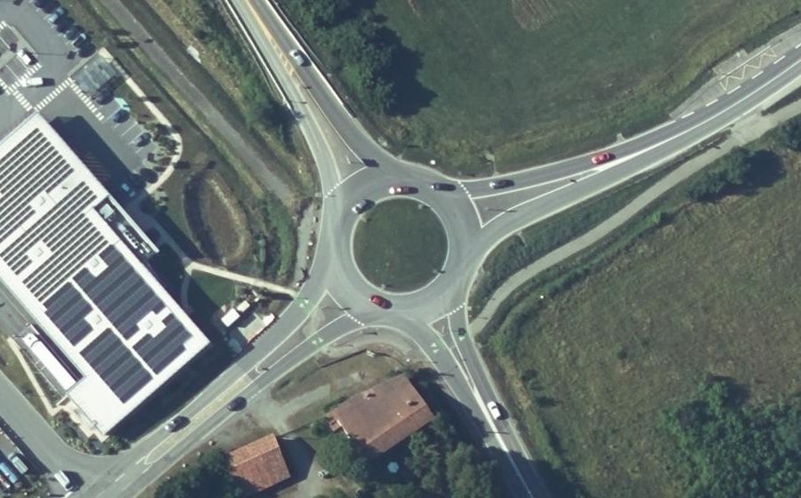 Vue aérienne du Rond-point anonyme n°25504438