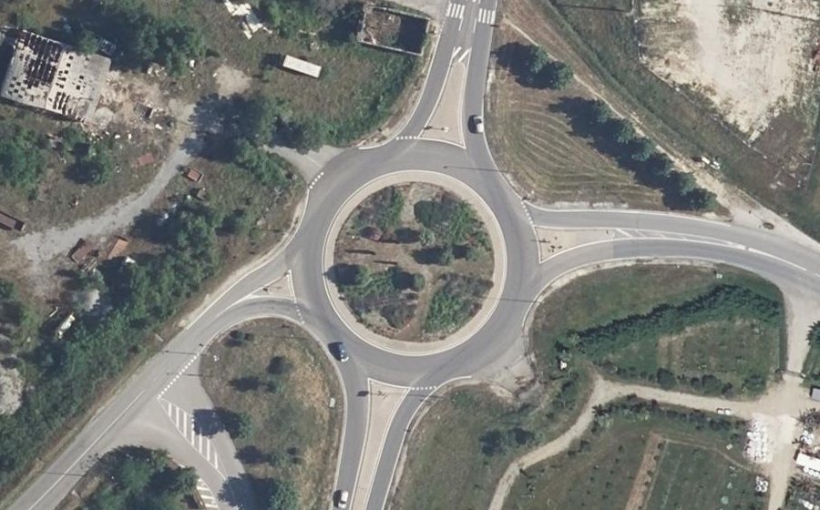 Vue aérienne du Rond-point anonyme n°255045107