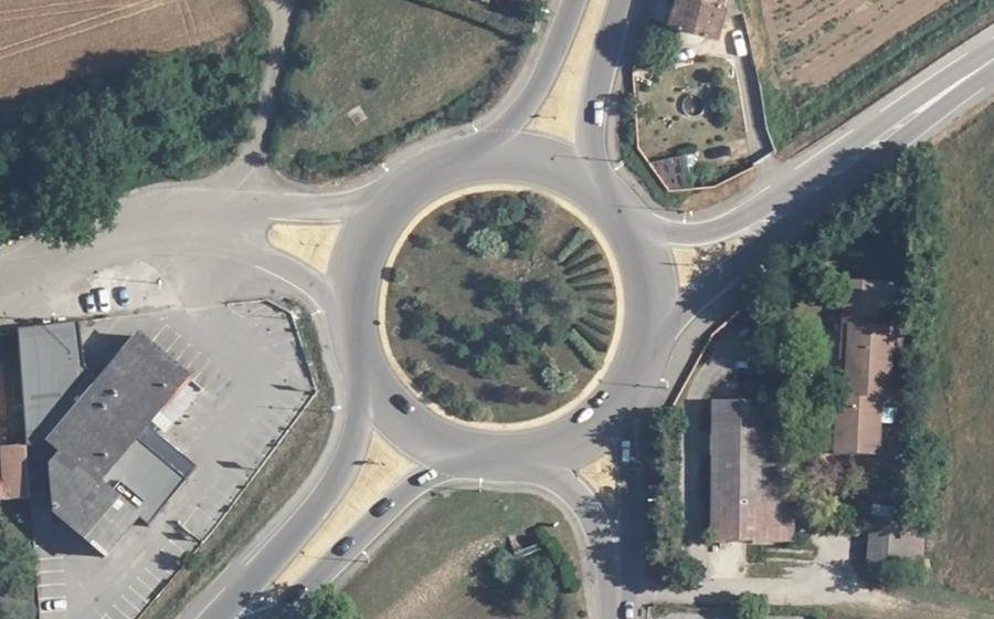 Vue aérienne du Rond-point anonyme n°255045126