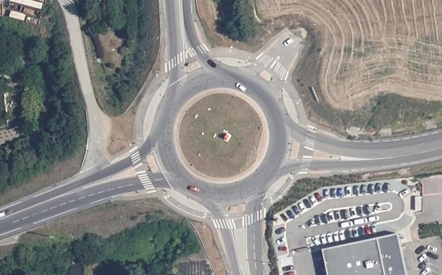 Vue aérienne du Rond-point anonyme n°255045131