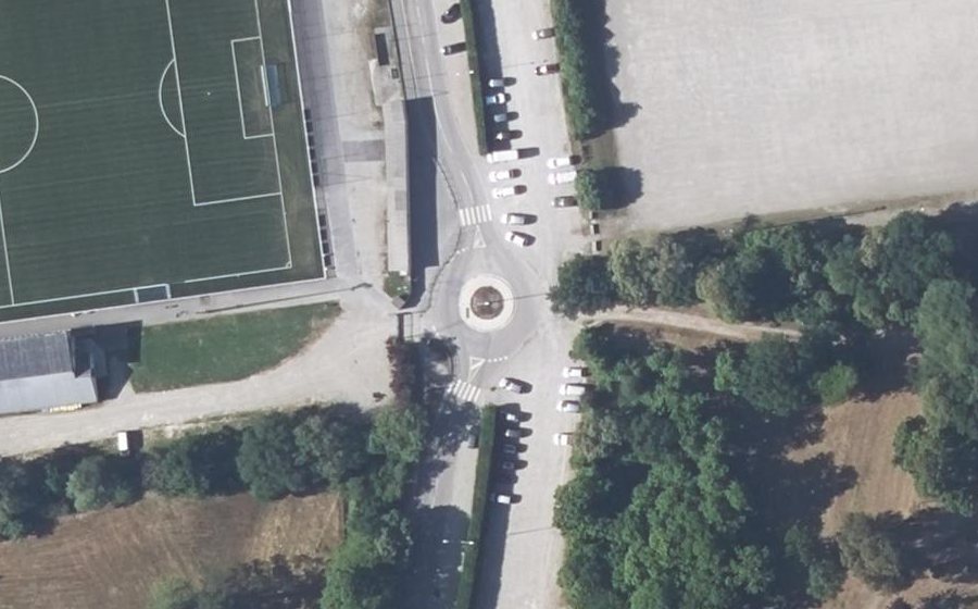 Vue aérienne du Rond-point anonyme n°255157181
