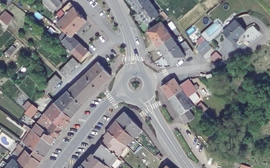 Vue aérienne du Rond-point anonyme n°25525694