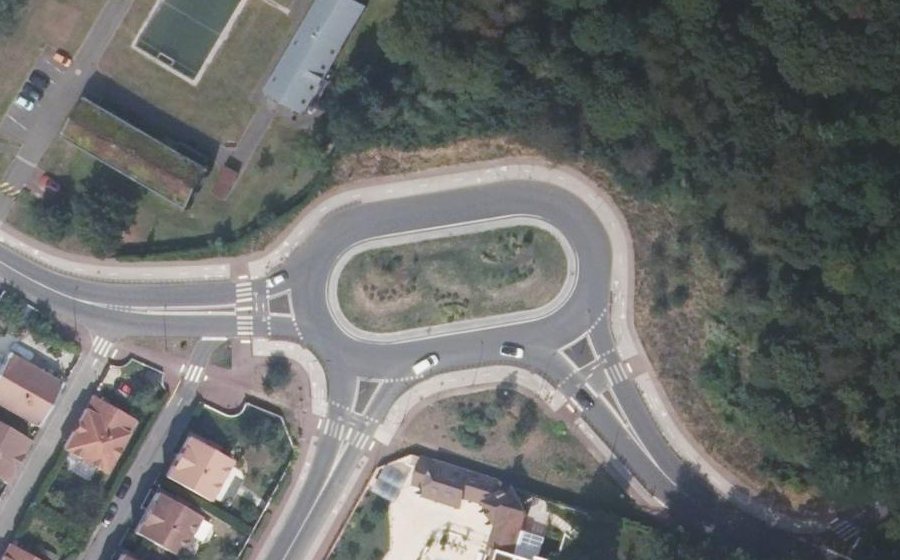 Vue aérienne du Rond-point anonyme n°255316259