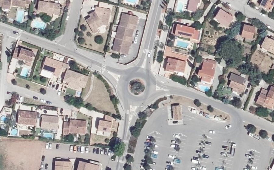 Vue aérienne du Rond-point anonyme n°255322143