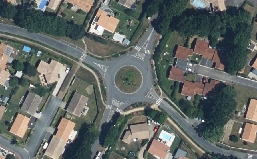 Vue aérienne du Rond-point anonyme n°255324010
