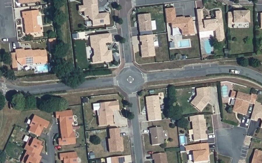 Vue aérienne du Rond-point anonyme n°255329502