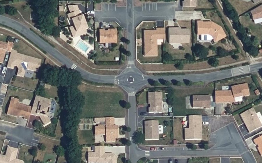 Vue aérienne du Rond-point anonyme n°255330600