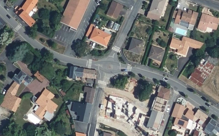 Vue aérienne du Rond-point anonyme n°255346190