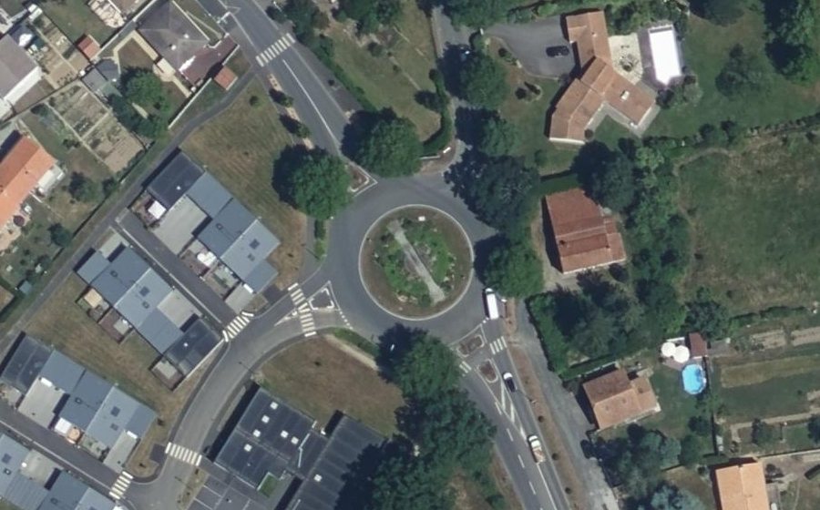 Vue aérienne du Rond-point anonyme n°255348420