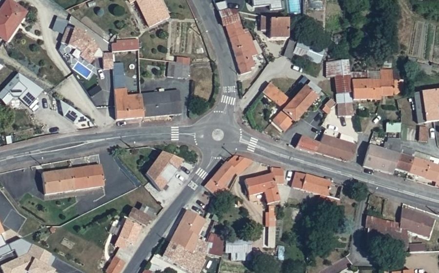 Vue aérienne du Rond-point anonyme n°255350719