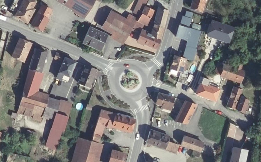 Vue aérienne du Rond-point anonyme n°255358222