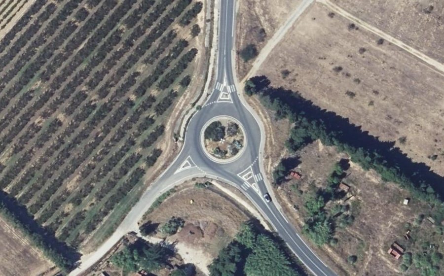 Vue aérienne du Rond-point anonyme n°255370594