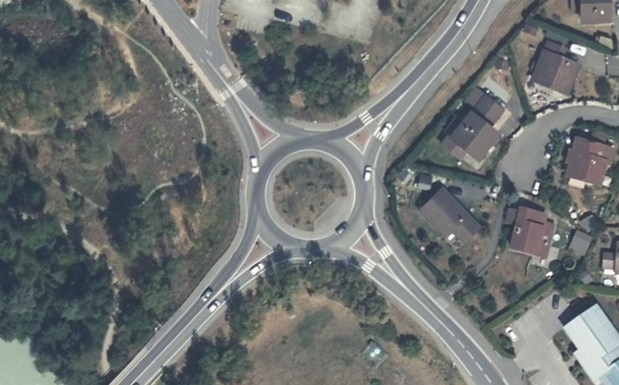 Vue aérienne du Rond-point anonyme n°255372520