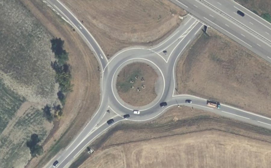 Vue aérienne du Rond-point anonyme n°255372523