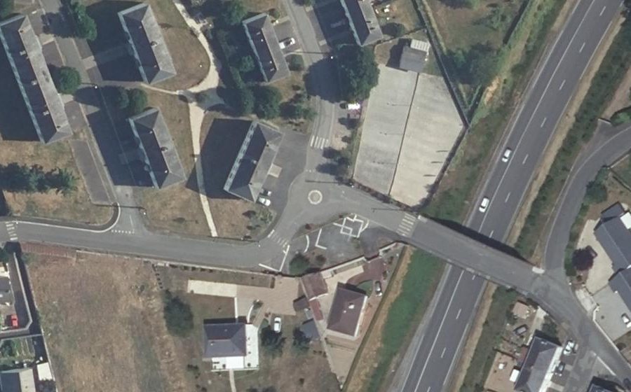 Vue aérienne du Rond-point anonyme n°255381772