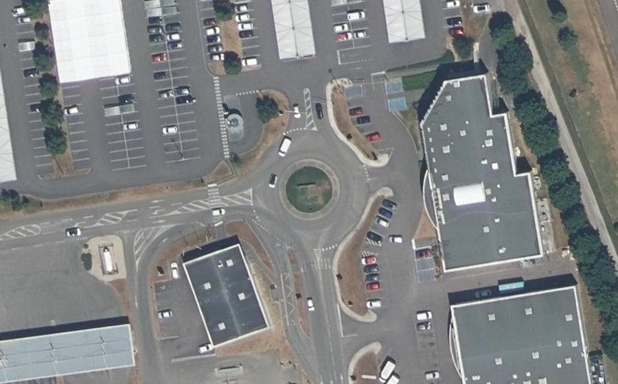 Vue aérienne du Rond-point anonyme n°255425106