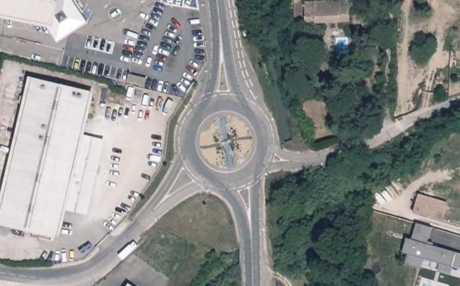 Vue aérienne du Rond-point anonyme n°25545172