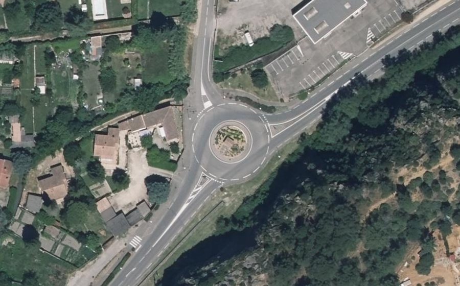 Vue aérienne du Rond-point anonyme n°25545173
