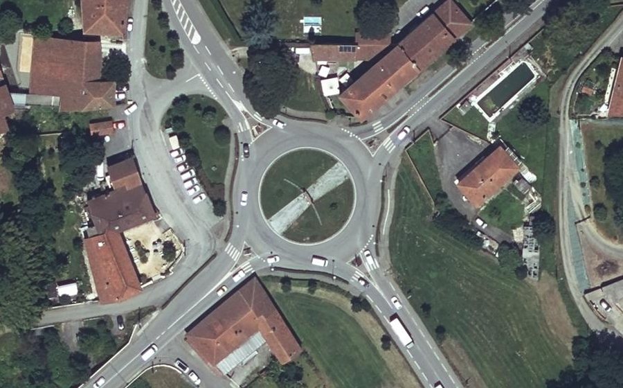 Vue aérienne du Rond-point anonyme n°25545355