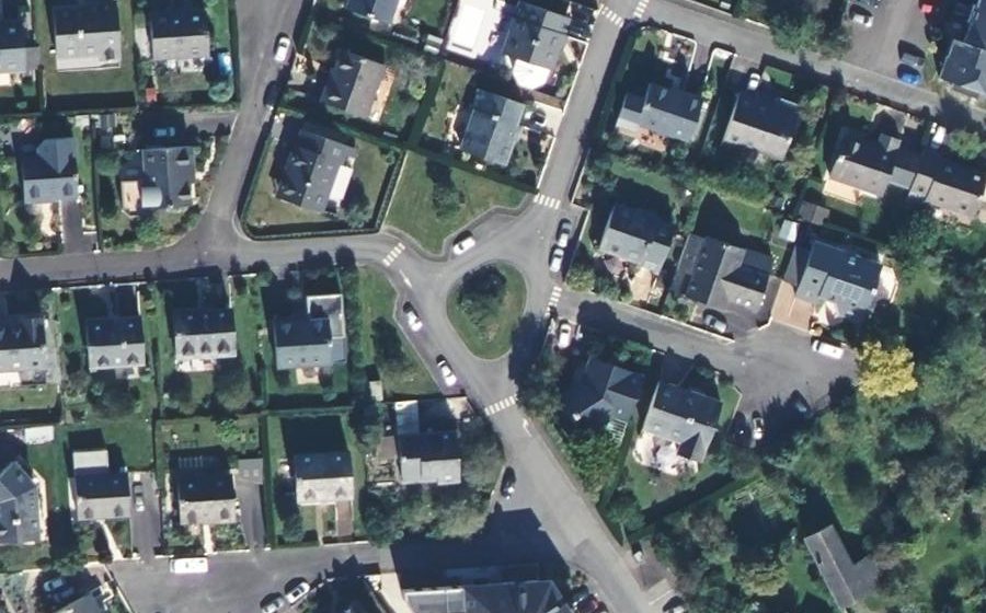 Vue aérienne du Rond-point anonyme n°255455405
