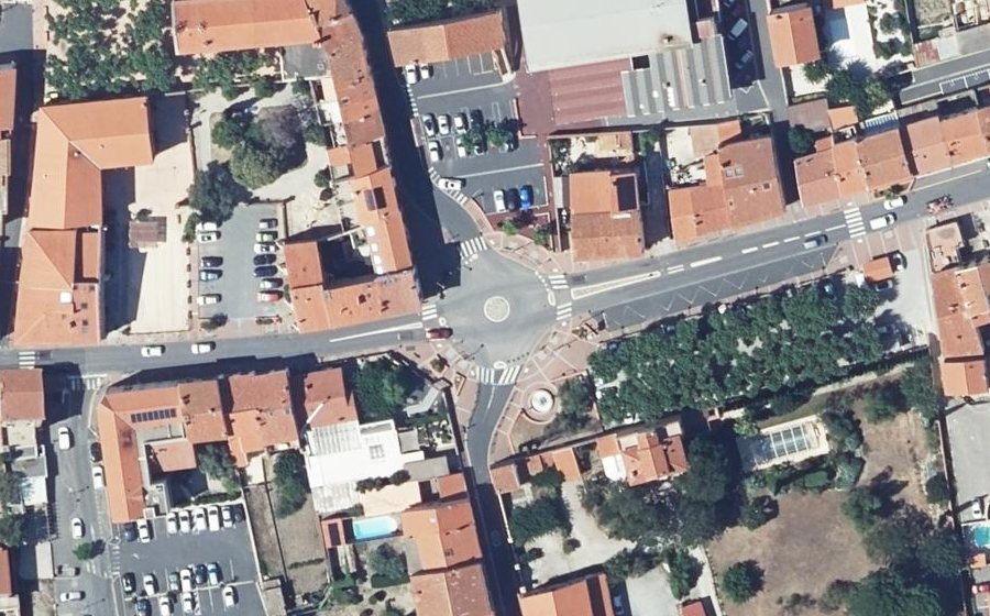 Vue aérienne du Rond-point anonyme n°25547124