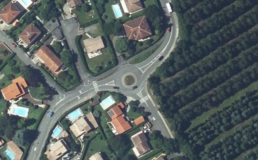 Vue aérienne du Rond-point anonyme n°255477327