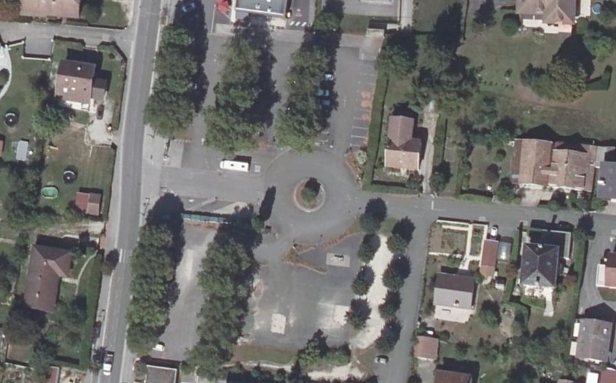 Vue aérienne du Rond-point anonyme n°255478542