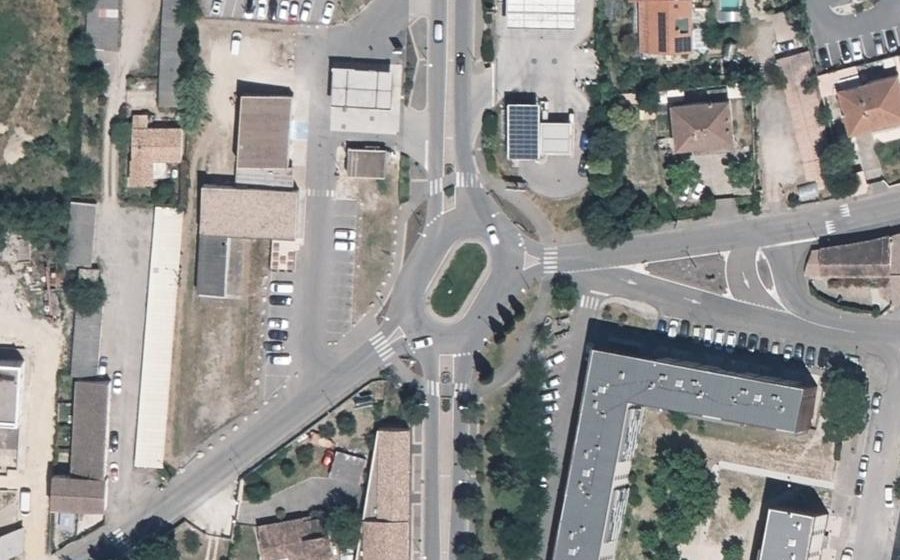 Vue aérienne du Rond-point anonyme n°25548603