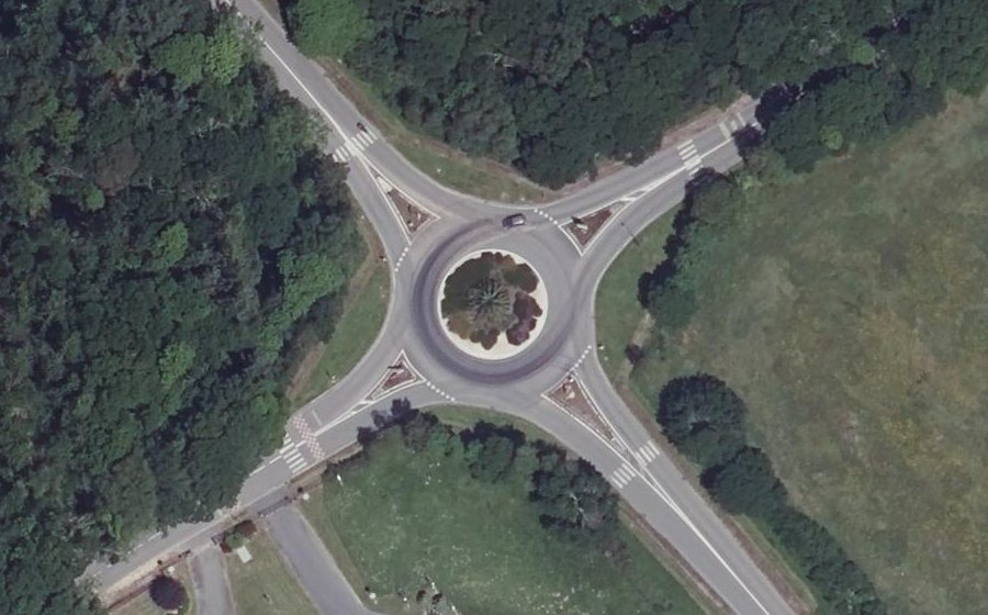 Vue aérienne du Rond-point anonyme n°25549325
