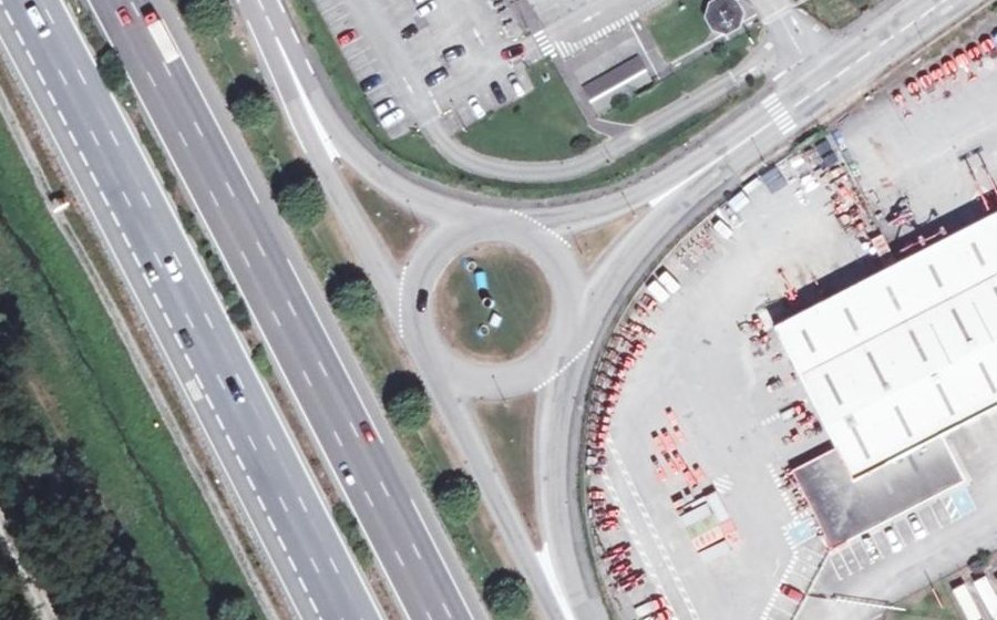 Vue aérienne du Rond-point anonyme n°25549331