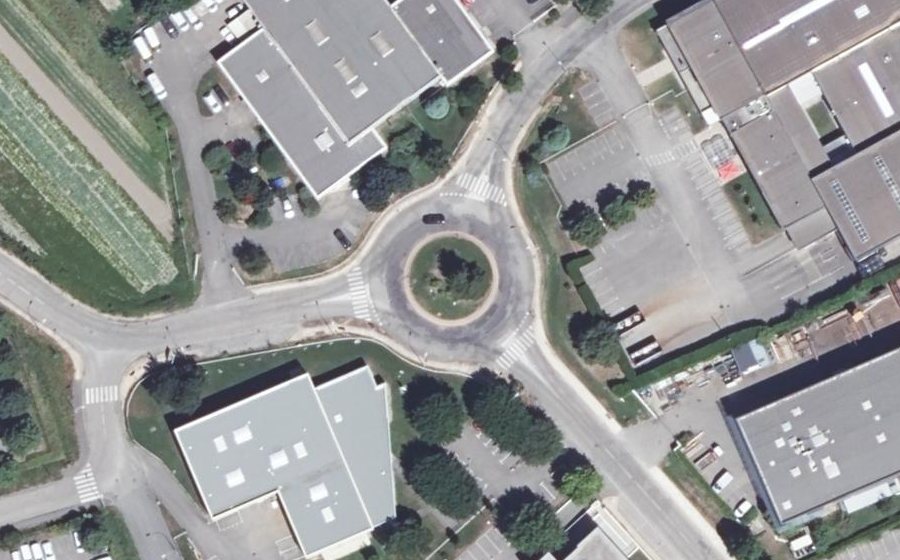 Vue aérienne du Rond-point anonyme n°25549473