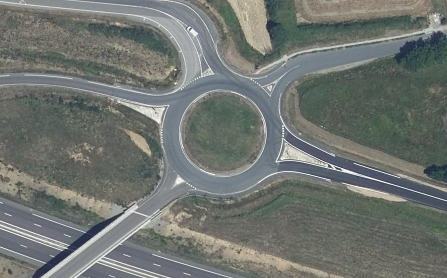 Vue aérienne du Rond-point anonyme n°255515684
