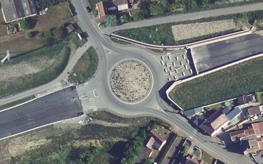 Vue aérienne du Rond-point anonyme n°255517825