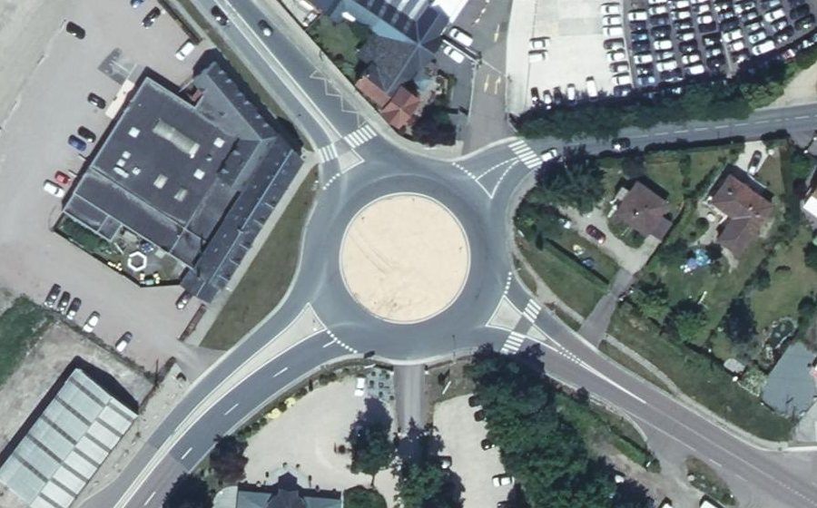 Vue aérienne du Rond-point anonyme n°255518631