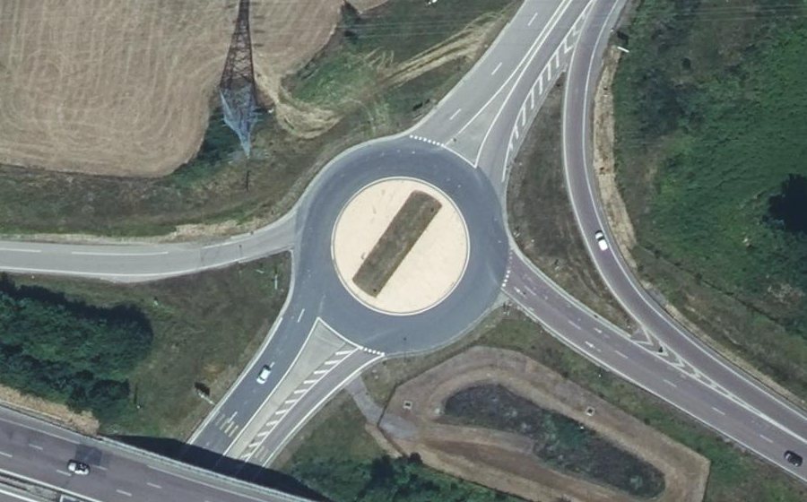Vue aérienne du Rond-point anonyme n°255518632