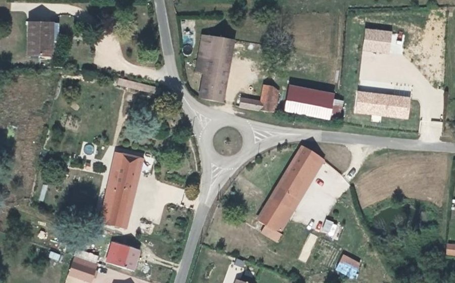 Vue aérienne du Rond-point anonyme n°255579969