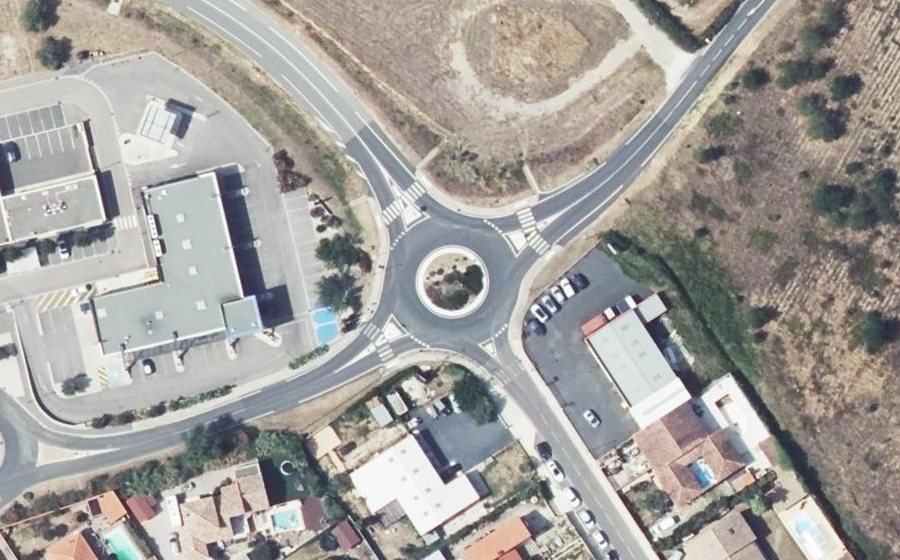 Vue aérienne du Rond-point anonyme n°255632218