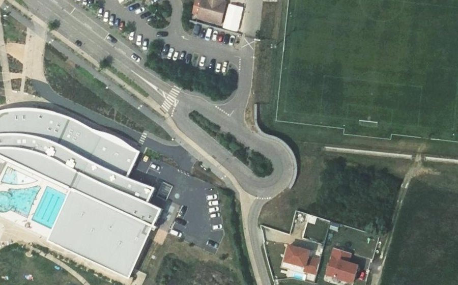 Vue aérienne du Rond-point anonyme n°255636081