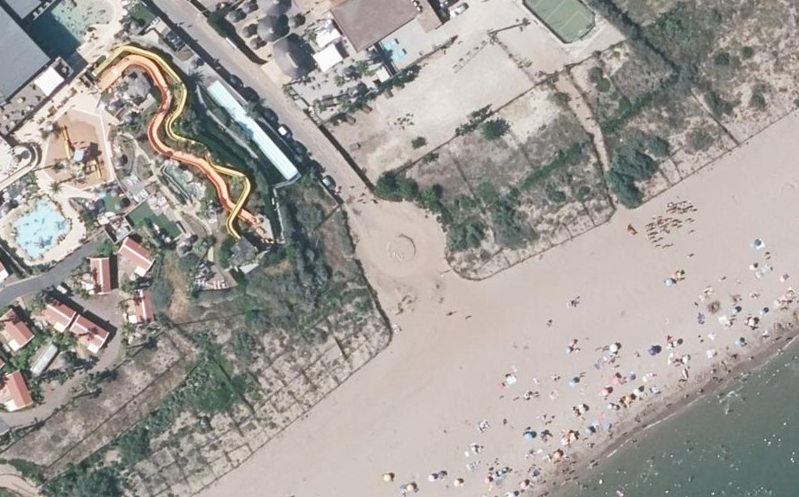 Vue aérienne du Rond-point anonyme n°25564472