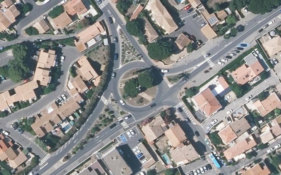 Vue aérienne du Rond-point anonyme n°25564942