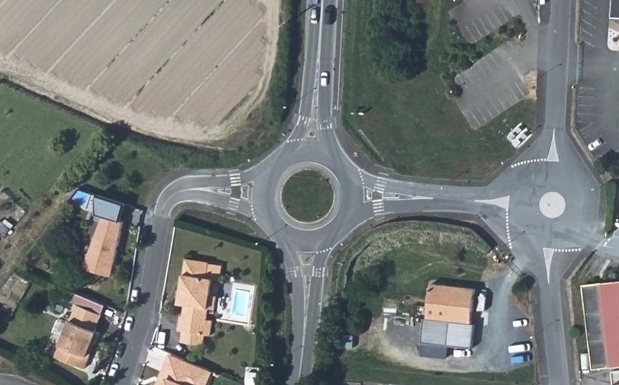 Vue aérienne du Rond-point anonyme n°255664726