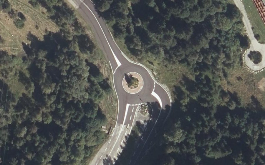 Vue aérienne du Rond-point anonyme n°255697300