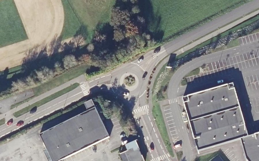 Vue aérienne du Rond-point anonyme n°25570698