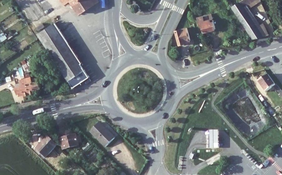 Vue aérienne du Rond-point anonyme n°25570722