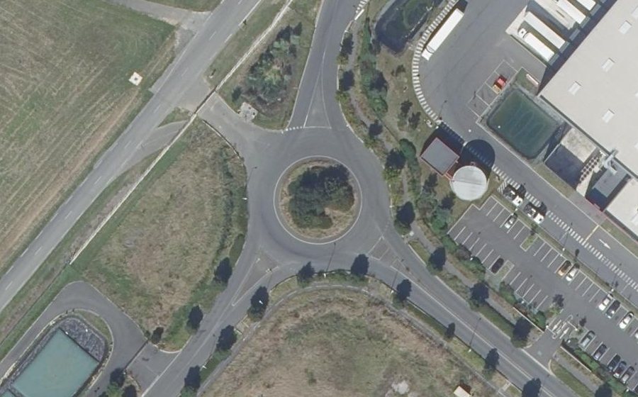Vue aérienne du Rond-point anonyme n°255772060